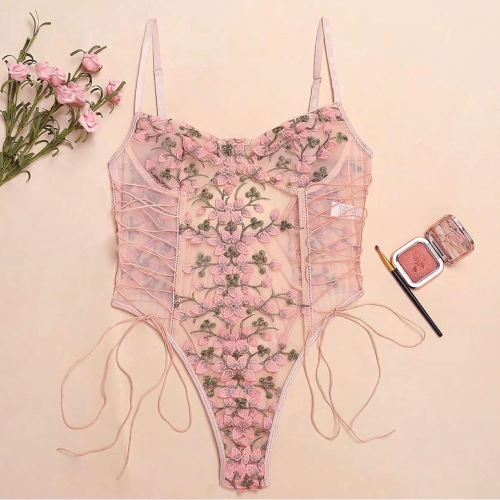 Lingerie - Picture 3 of 8